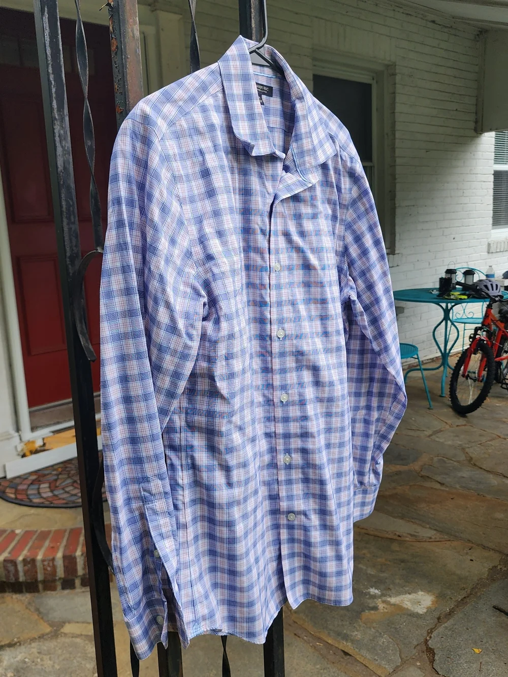 Banana Republic Men's Long Sleeve Button Down Shirt. Size Medium.